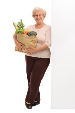 Üst düzey Bayan yiyecek bir torba tutarak