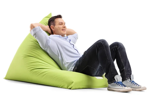 Entspannter Typ, der auf einem Sitzsack liegt — Stockfoto