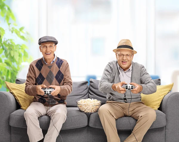 Homens seniores jogando videogames — Fotografia de Stock