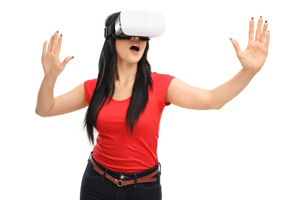 Chica sorprendida experimentando la realidad virtual — Foto de Stock