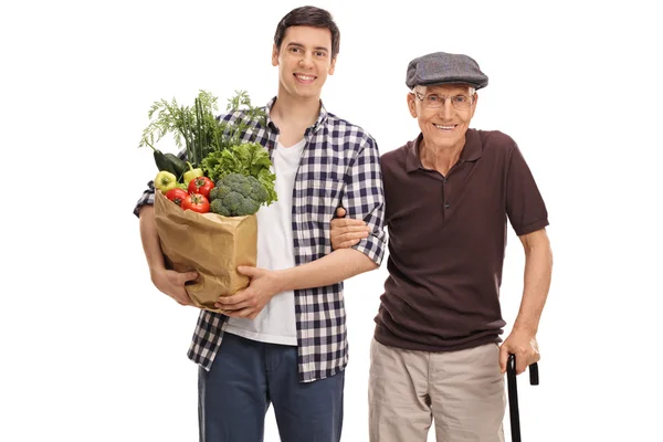 Homme tenant des courses avec son grand-père — Photo
