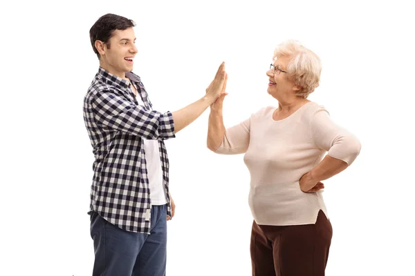 Člověk dělá vysoké pět s jeho babičkou — Stock fotografie