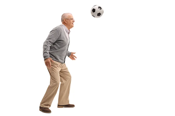 Glada senior leker med en fotboll — Stockfoto