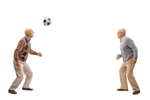 Dos seniors pasando un balón de fútbol —  Fotos de Stock