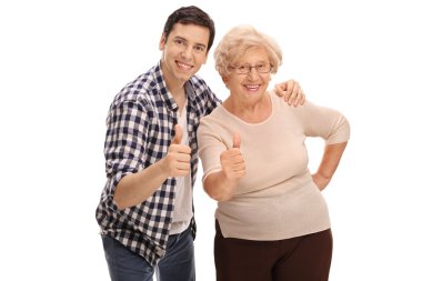 Genç adam, büyük ile poz 