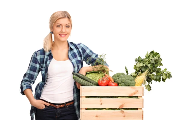 Agricoltrice in posa con verdure — Foto Stock