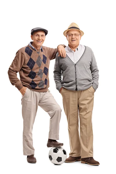 Twee oude vrienden poseren met een voetbal — Stockfoto