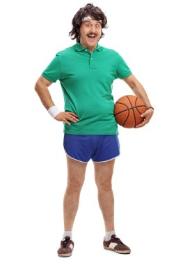 Retro genç adam bir basketbol holding 