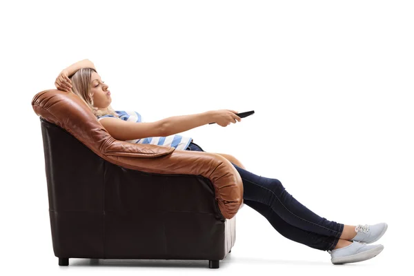 Скучная женщина переключает каналы на ТВ — стоковое фото
