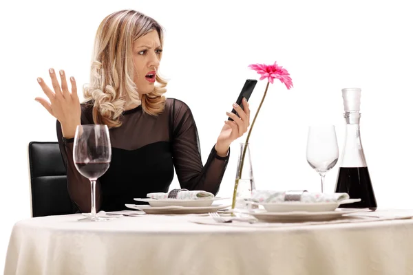 Ontevreden vrouw een SMS-bericht lezen — Stockfoto