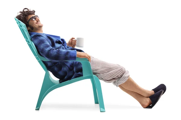 Zrelaksowany człowiek trzyma kubek kawy — Zdjęcie stockowe