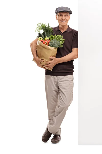 Hombre mayor sosteniendo una bolsa de comestibles —  Fotos de Stock