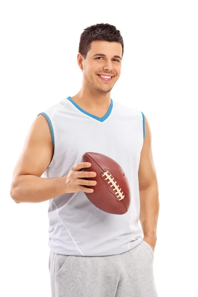 Уверенный молодой человек, держащий футбольный мяч — стоковое фото