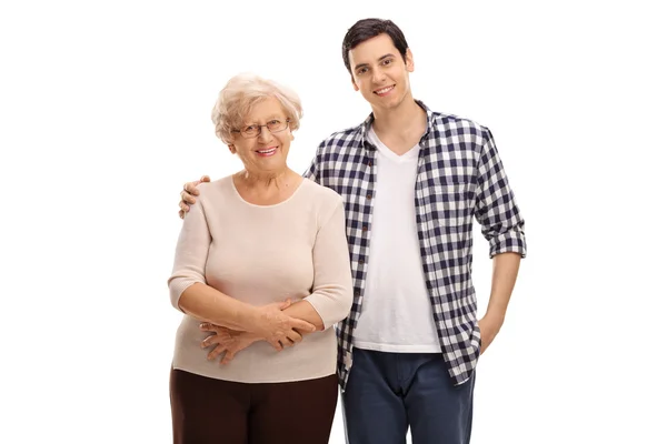 Jeune homme posant avec sa grand-mère — Photo