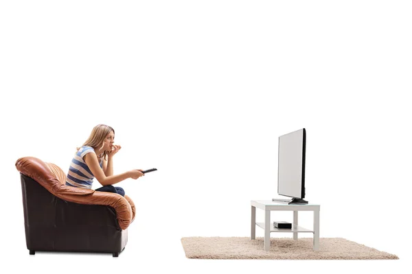 Mujer nerviosa viendo películas en la televisión — Foto de Stock