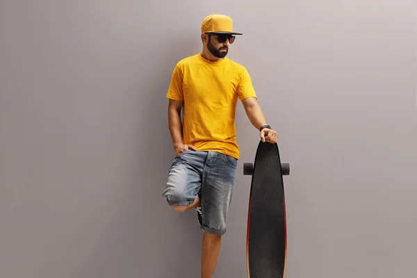 Cooler Kerl mit Longboard — Stockfoto