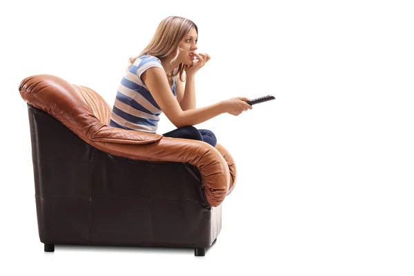 Mujer viendo la televisión y mordiéndose las uñas — Foto de Stock