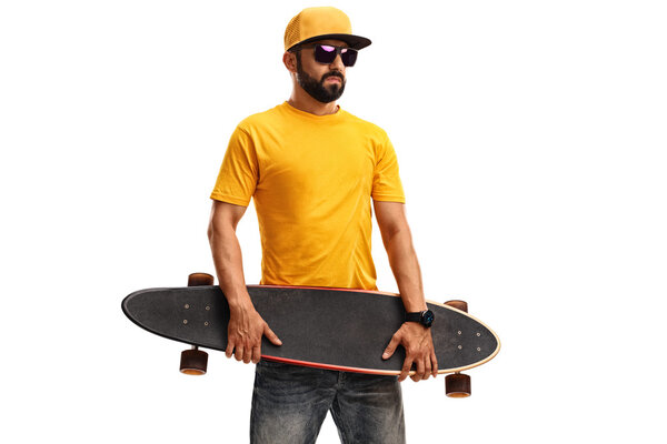 Молодой парень держит скейтборд
 