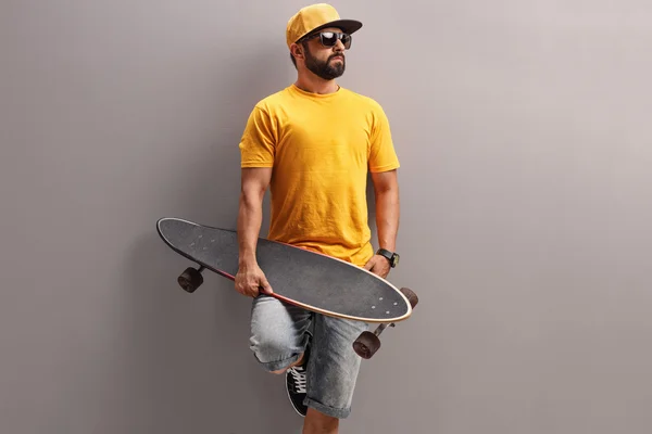 Mladý muž, který držel skateboard — Stock fotografie