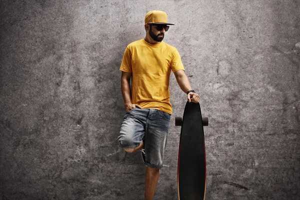 Uomo figo che tiene un longboard — Foto Stock