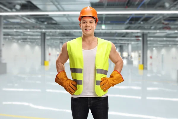 Trabalhador masculino com um capacete laranja — Fotografia de Stock