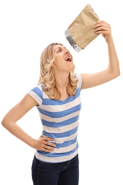 Mujer comiendo papas fritas — Foto de Stock