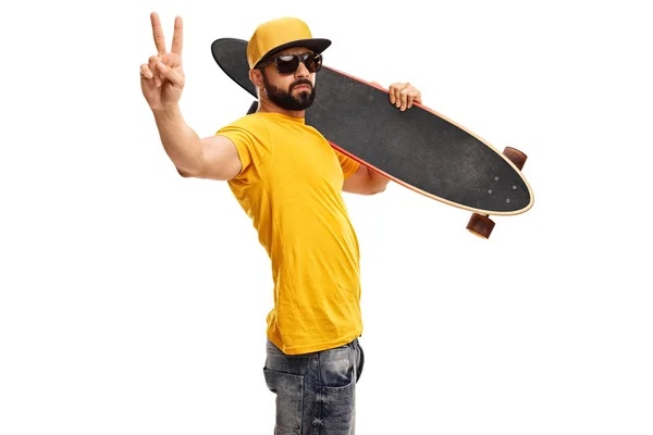 Skater kille att göra ett peace-tecken — Stockfoto