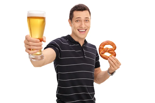 Chlap drží preclík a pivo — Stock fotografie