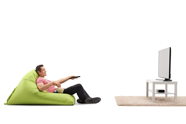 Расслабленный мужчина смотрит телевизор — стоковое фото