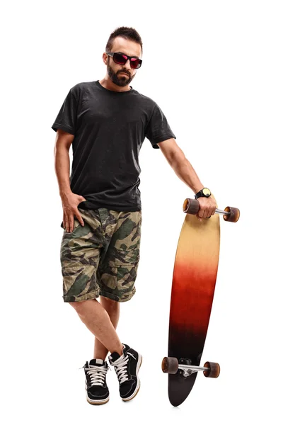 Koele kerel, poserend met zijn longboard — Stockfoto