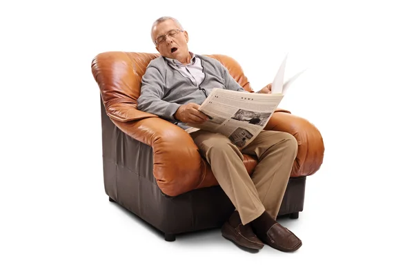 Caballero mayor sosteniendo un periódico y durmiendo — Foto de Stock