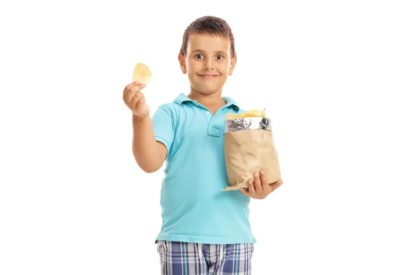 Niño sosteniendo una bolsa de papas fritas —  Fotos de Stock