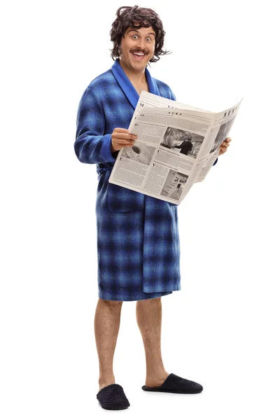 Podekscytowany mężczyzna trzyma gazetę — Zdjęcie stockowe