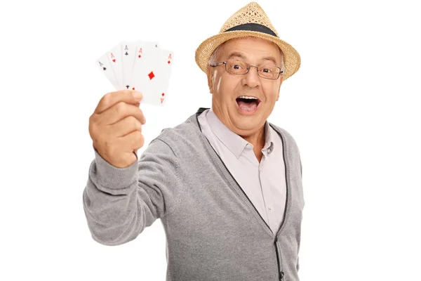 Anciano mostrando cuatro ases — Foto de Stock