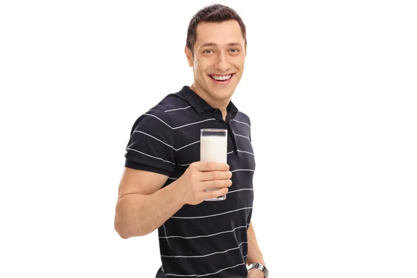 Vrolijke man met een glas melk — Stockfoto