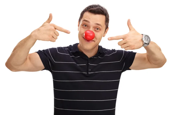 Mann zeigt auf seine Clownsnase — Stockfoto
