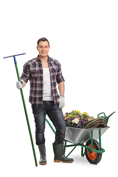 Gärtner posiert mit einer Schubkarre — Stockfoto