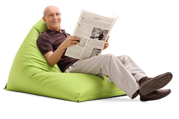 Joyful homem idoso segurando um jornal — Fotografia de Stock