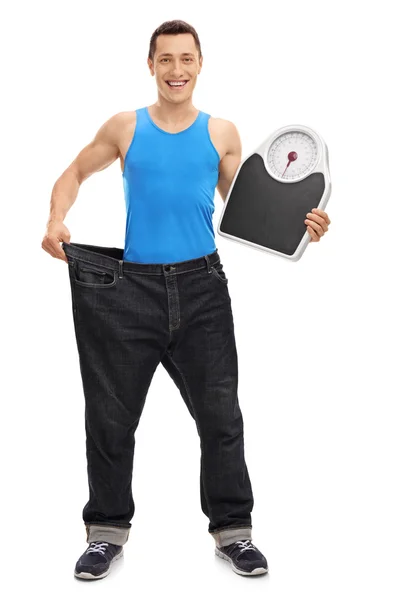 남자 큰 청바지 들고 체중 규모에 — 스톡 사진