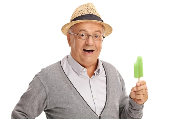 Пожилой человек держит фруктовое мороженое — стоковое фото