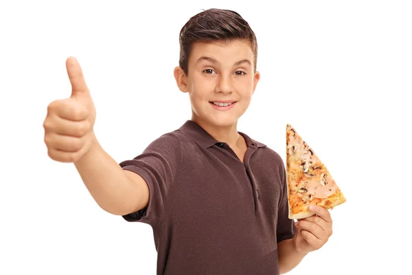 Szczęśliwy chłopiec trzyma kawałek pizzy — Zdjęcie stockowe