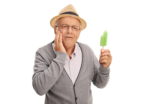 Зрелый человек испытывает зубную боль — стоковое фото