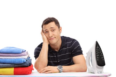 Elbise Ütü bored genç adam 