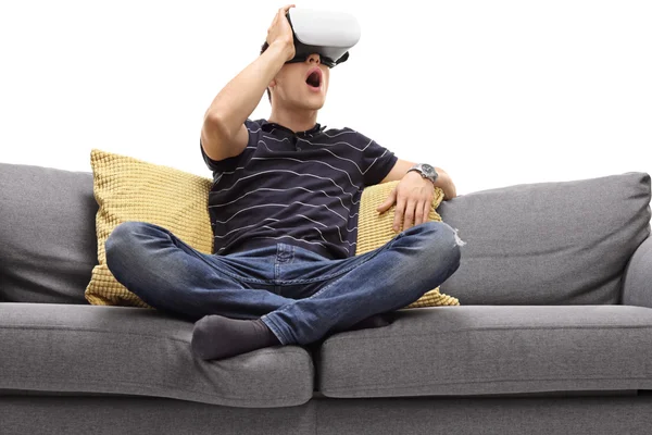 Uomo eccitato alla ricerca in VR occhiali — Foto Stock