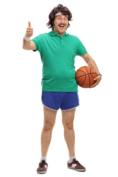 Retro facet trzyma koszykówka — Zdjęcie stockowe