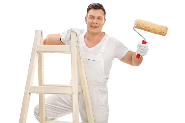 Jonge decorateur houden een verfroller — Stockfoto