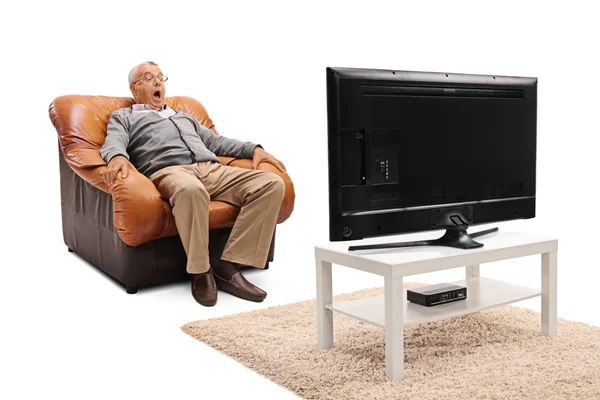 Hombre mayor aterrorizado viendo una película en la televisión —  Fotos de Stock