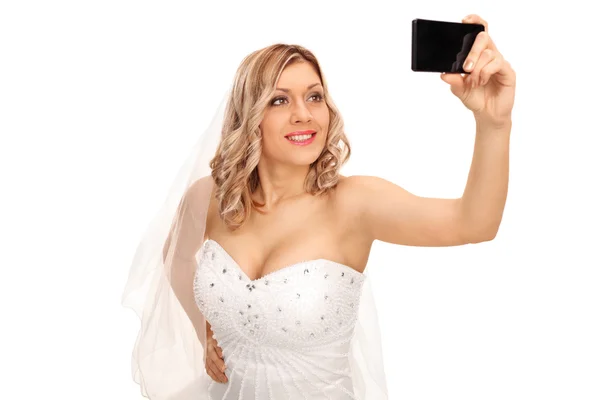 Mariée prenant un selfie — Photo