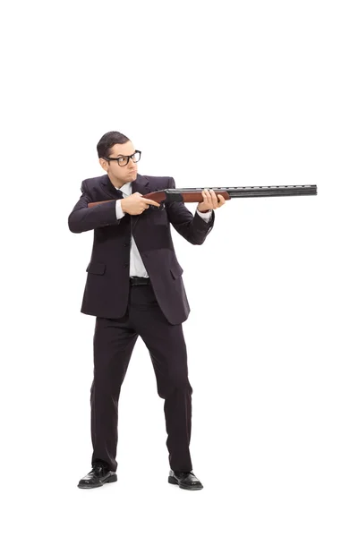 Geschäftsmann schießt mit Gewehr — Stockfoto