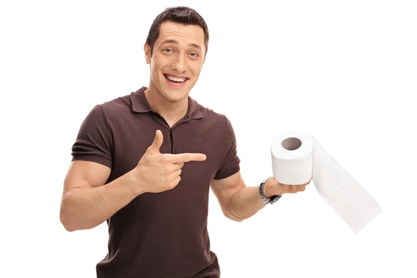 Uomo che punta su un rotolo di carta igienica — Foto Stock